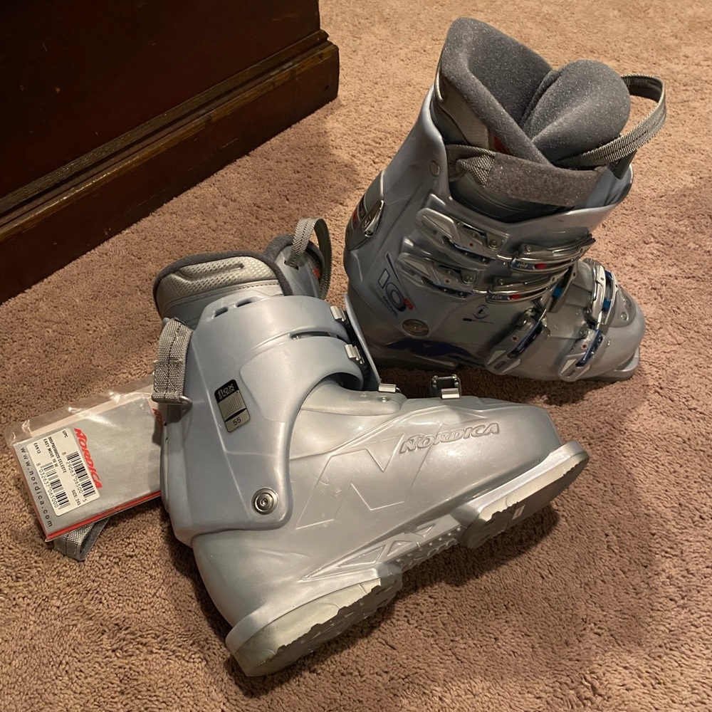 Ski boots brand new